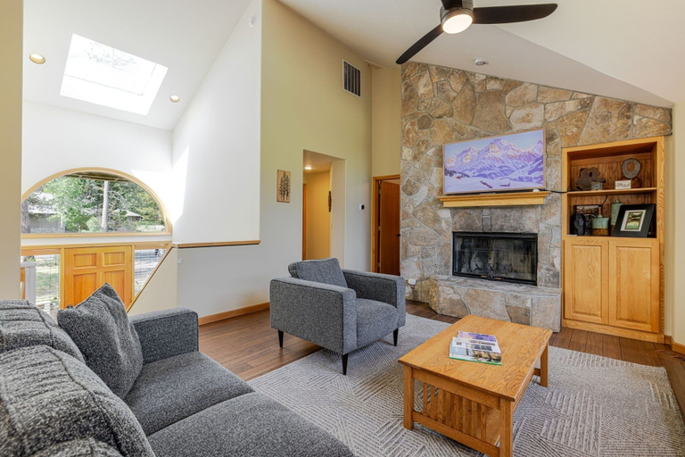 Living area 5, 7 Vine Maple 4 Bedroom Home, Deschutes