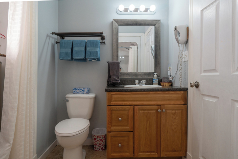Bathroom, Wood Duck Cottage, Queens