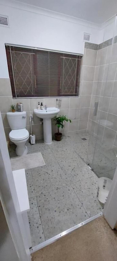 Bathroom 5, King's Hill Guest House, Umgungundlovu