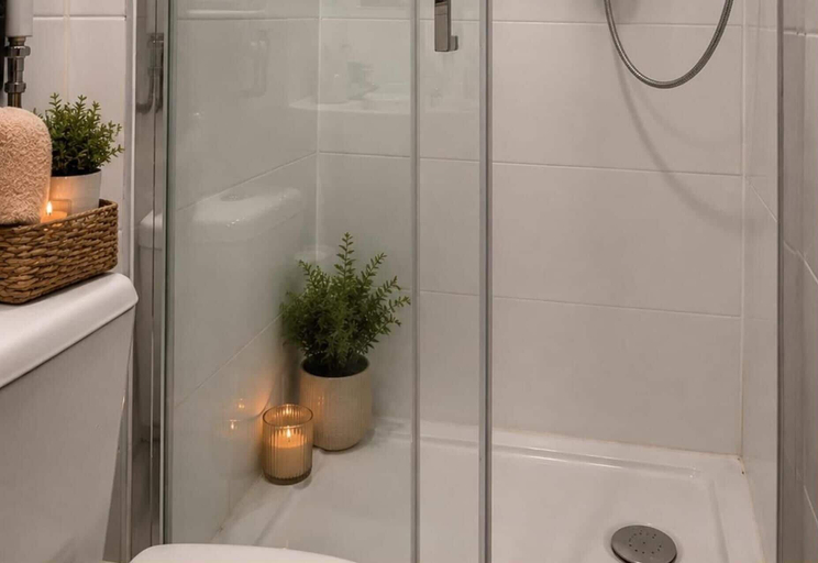 Bathroom 3, Two-bedroom Flat Sleeps 8, London