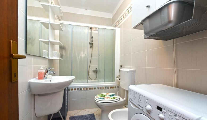 Bathroom, Charming Flat With Shared Pool, Bale