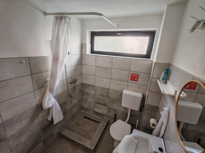 Bathroom 2, Artemis Vendeghaz, Mezőkövesdi