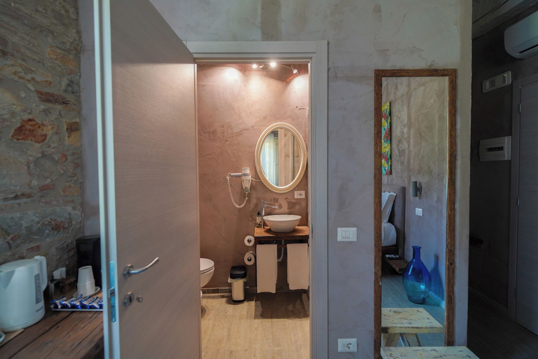Bathroom 5, Inside the Wall, Lucca