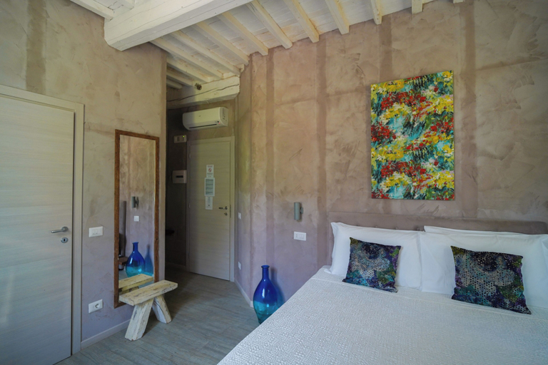 Bedroom 3, Inside the Wall, Lucca