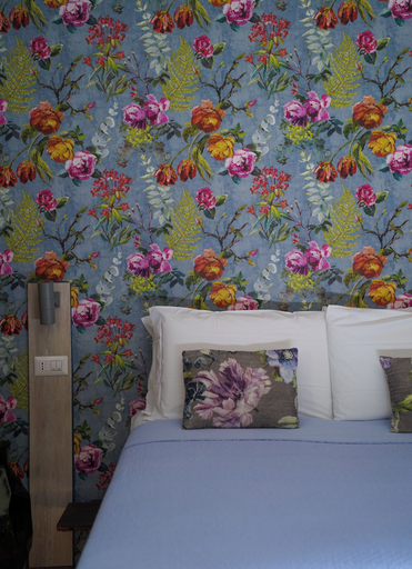Bedroom 2, Inside the Wall, Lucca