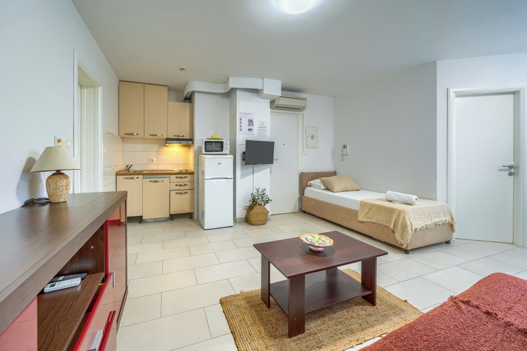 Others 5, A Comfortable apt w Balcony, 4 min Walk to Beach, Split