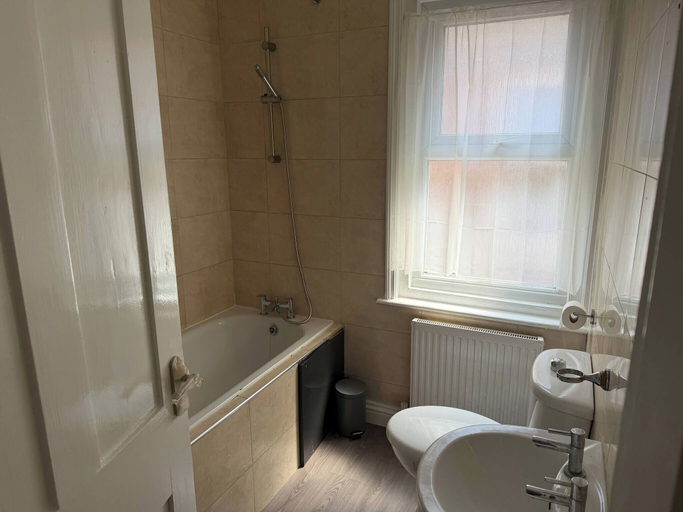 Bathroom, 2 Bed Folkestone Flat, Town, Rail, Channel Tunnel, Kent