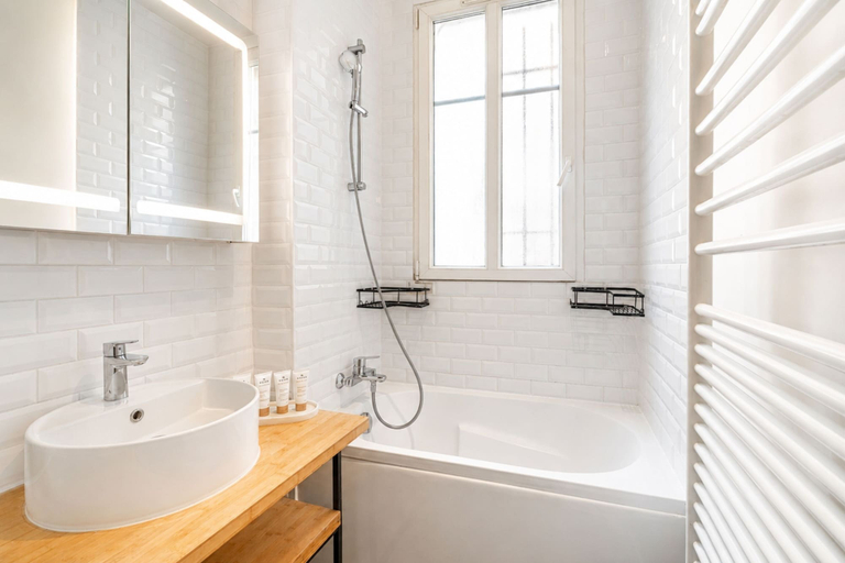 Bathroom 3, 1518 Trétaigne, Paris