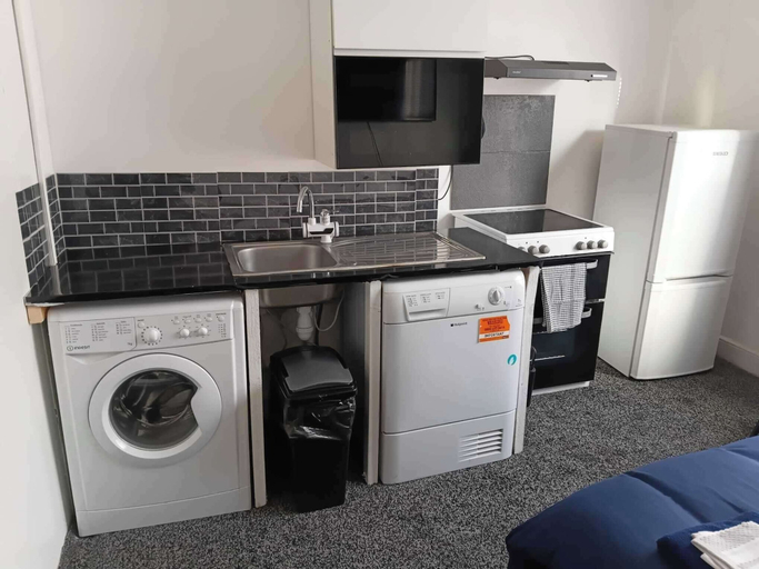 Private kitchen, Sleeps 2 - Parking - Wifi, Sandwell