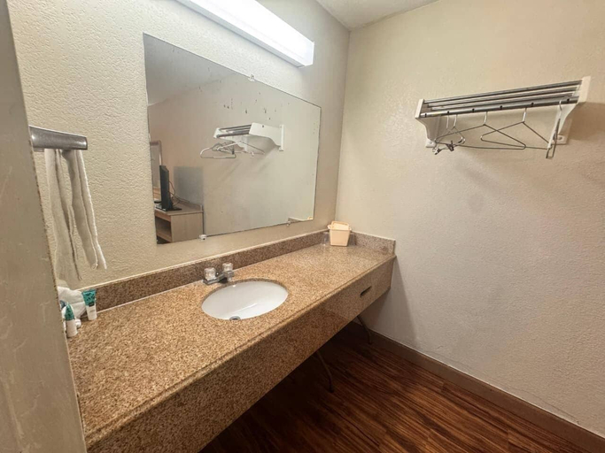 Bathroom 5, Delta Inn West Helena US 49 AR, Phillips