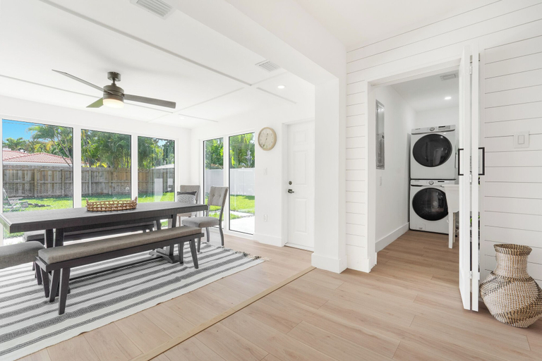 Dining 5, Delila's Chic 3br 2ba with Heated Pool, Broward