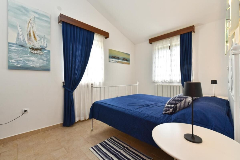 Room 5, Charming Flat With Shared Pool, Bale