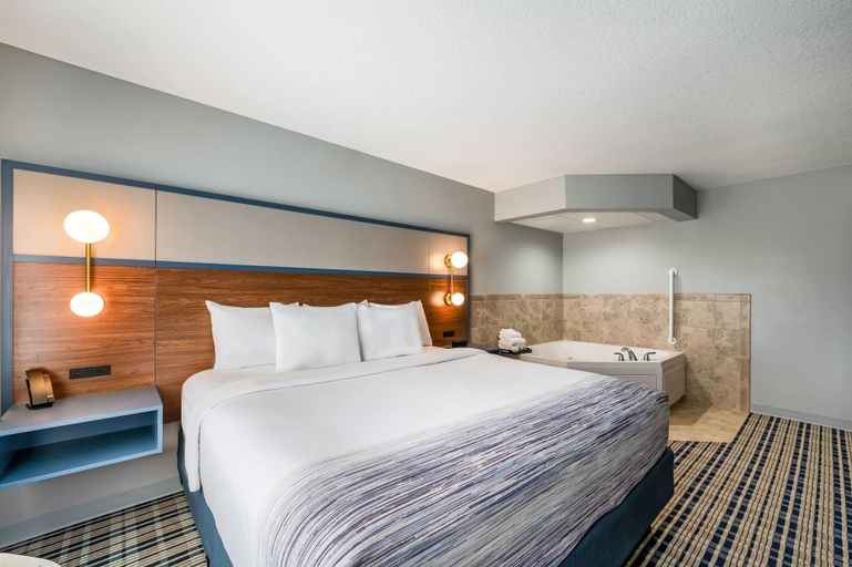 Bedroom 3, AmericInn by Wyndham Fairfield, Jefferson