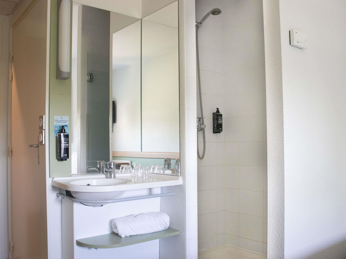 Bathroom 5, ibis budget Le Puy en Velay, Haute-Loire
