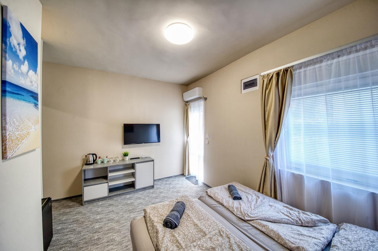 Bedroom 2, Kinizsi Udvar Apartmanhaz, Fonyód
