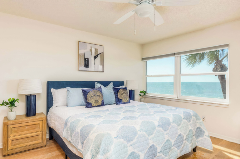 Room 2, Beachfront water condo with shared pool, Pinellas