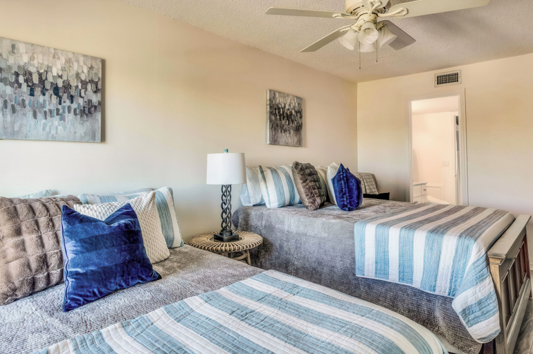 Room 5, Beachfront water condo with shared pool, Pinellas