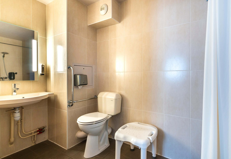 Bathroom 4, B&B HOTEL Nantes Parc Expos La Chapelle, Loire-Atlantique