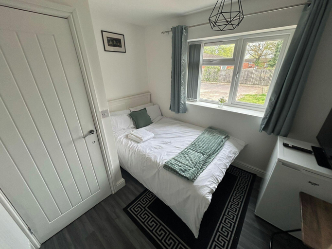 Room 4, Private Room, Sleeps 2 With Ensuite & Parking, Birmingham