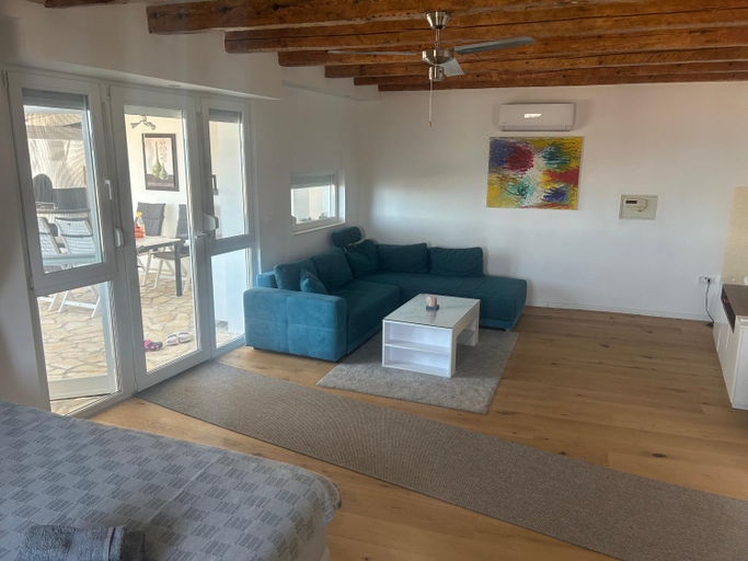Others 5, Apartmani Adi Tkon, Tkon