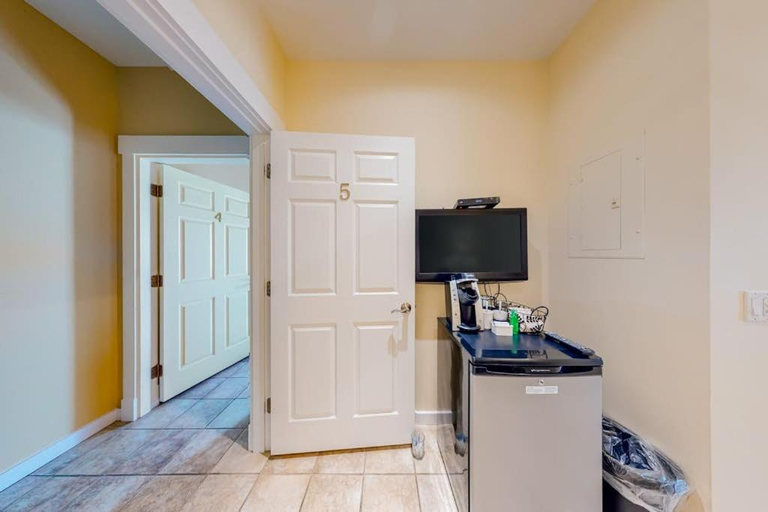 Others 3, Two Neighboring Suites, Each w/ WiFi, Two TVs, and Central AC - Near Acadia, Hancock