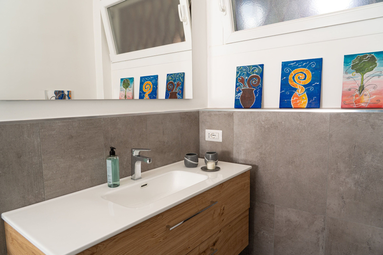 Bathroom 2, Casa Petrarca, Napoli