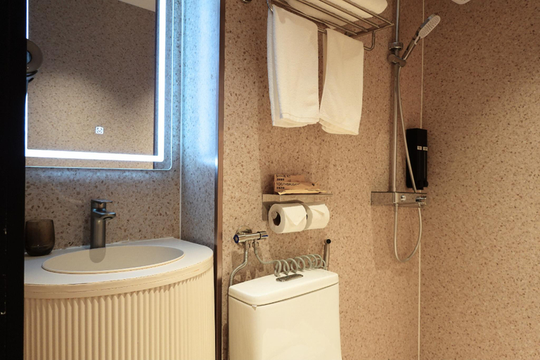 Bathroom 4, A Hotel Farrer Park, 11 Hrs, Stay From 10PM - 9AM, Singapura