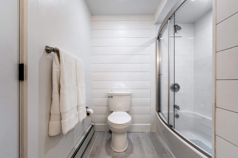 Bathroom 4, Near Beach - Shopping - Tesla Charger - Large Deck, York