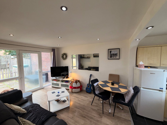 Living area 3, Bungalow Sleeps 4 With Free Parking and Garden, Manchester