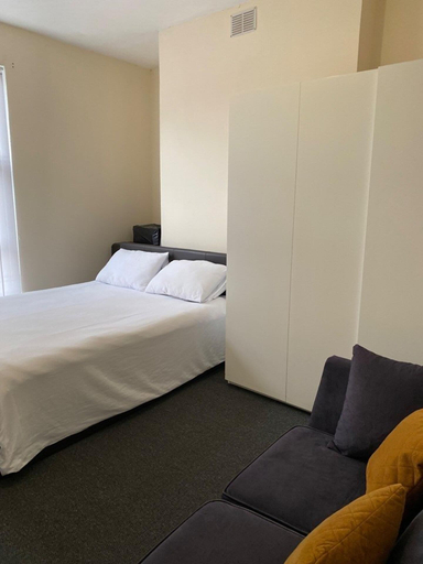 Room 4, House 2 bedrooms Sleeps 4 with Parking, Bolton