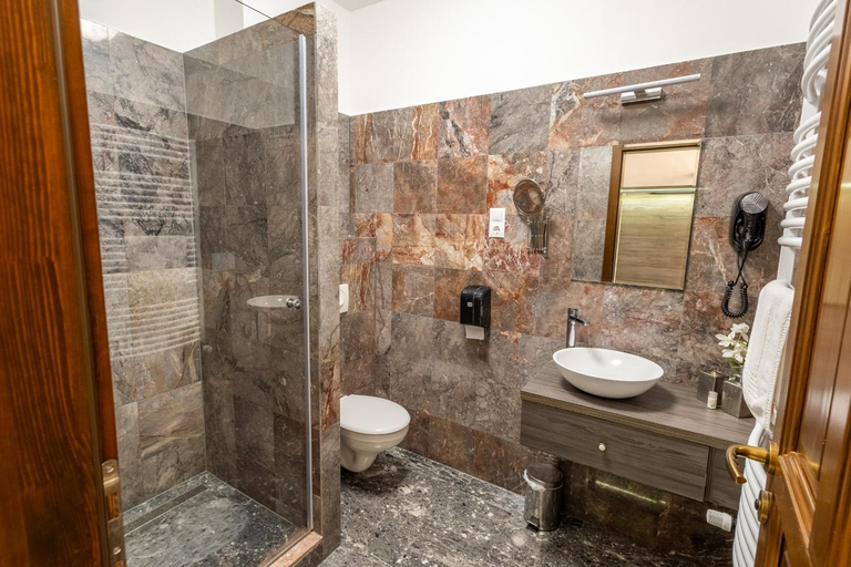 Bathroom 2, Oporto Panzio, Siklósi