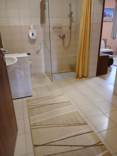 Bathroom, Orsegkapuja Vendeghaz, Körmend