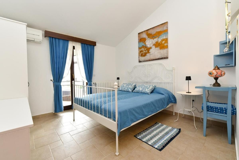 Room 5, Cozy Flat With Balcony, Pool Access and Full Amenities, Bale