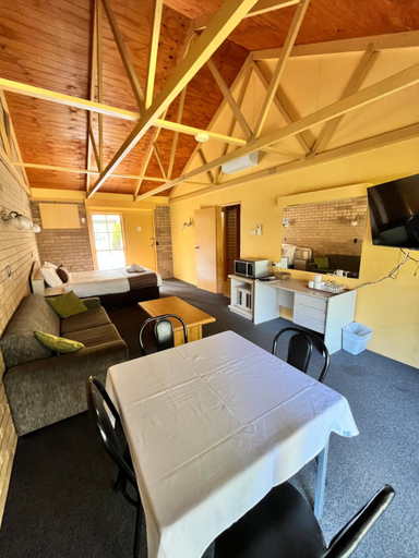 Food & Drinks 5, High Country Motor Inn Bright, Alpine - East