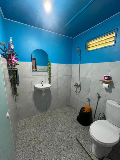 Bathroom 3, Mario Lakeside Apartments, Samosir