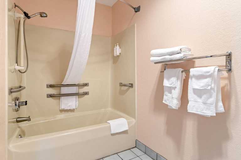 Bathroom 4, Super 8 by Wyndham Bourbonnais/Kankakee Area, Kankakee