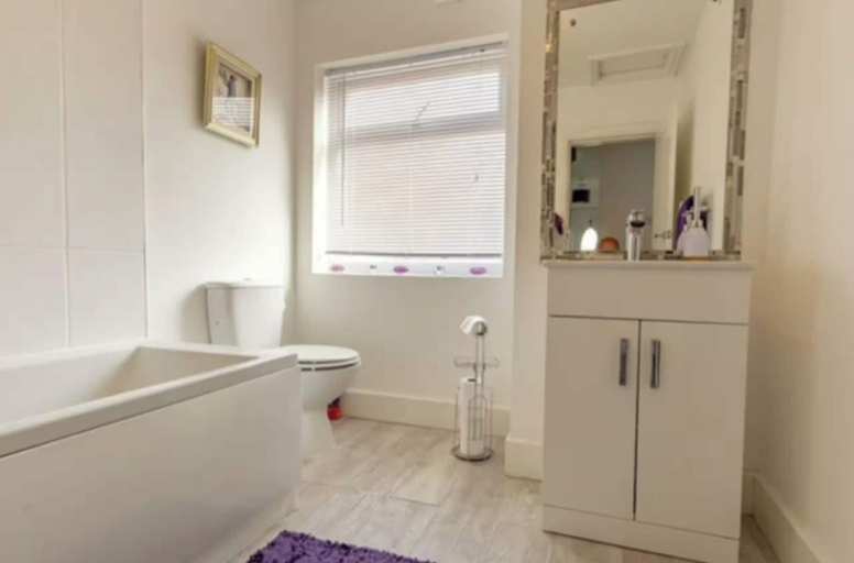 Bathroom, Bungalow - Sleeps 4 - Parking - Garden, Nottinghamshire