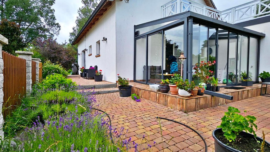 Exterior & Views