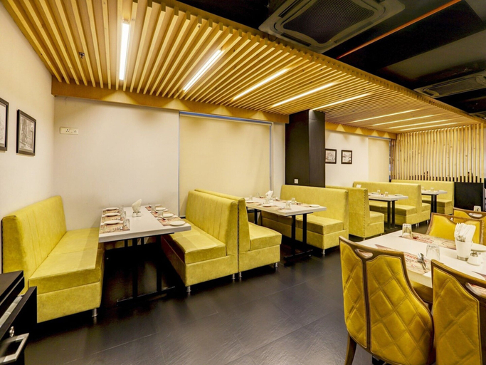 Dining 2, Townhouse OAK Kzar Corporate Hotel, Kolkata