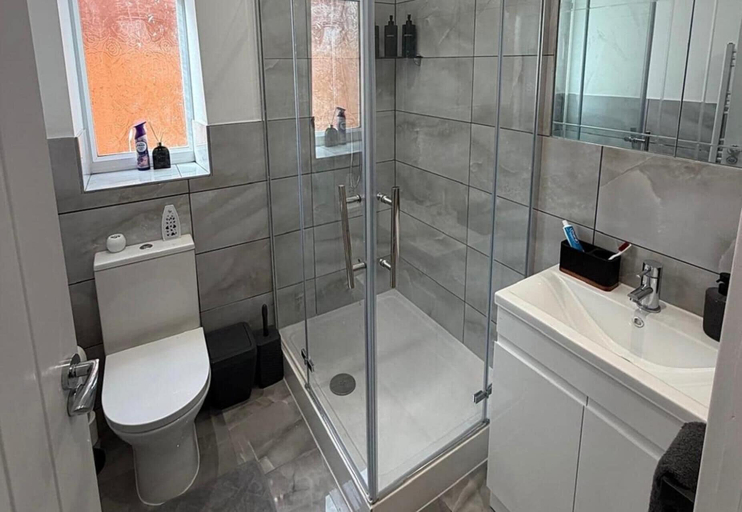 Bathroom 5, 2 Bed Apartment Sleeps 4 - Free Parking, Near o2, London