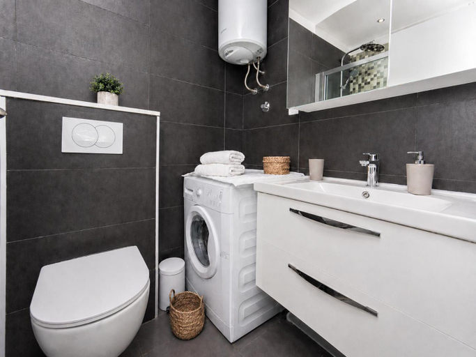 Bathroom 2, Side by Side Apartments, Split
