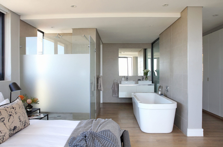 Room 4, Luxury Green Point Penthouse With Ocean Views, City of Cape Town