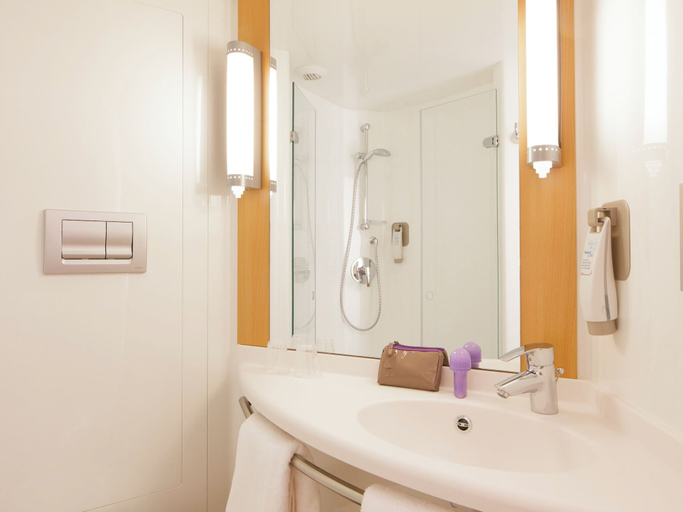 Bathroom 5, ibis London Shepherds Bush - Hammersmith, London