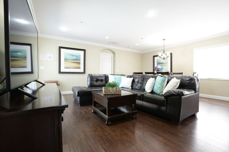 Others 4, Classy 4 Bedroom 3 Bath Pool Home 3/4 Mile Walk To Disney, Orange