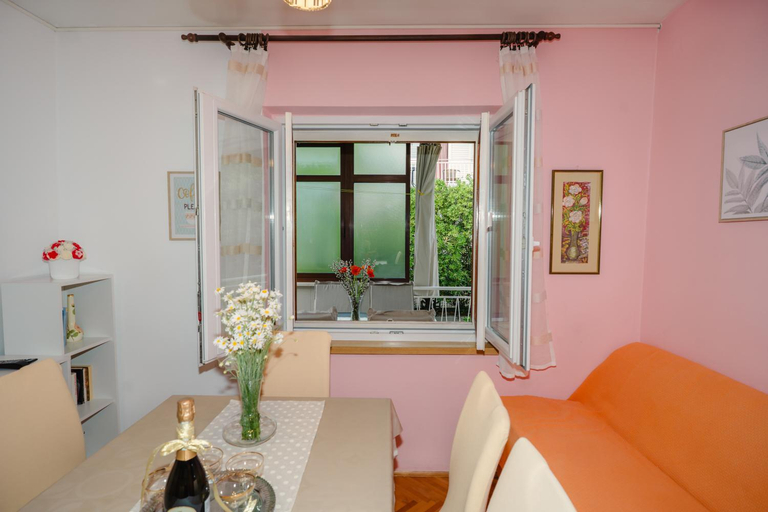 Others 3, City Apartment 4 & 6, Makarska