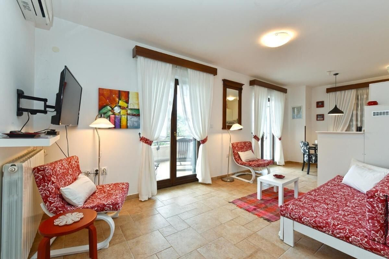 Living room 2, Charming Apartment With Balcony and Pool, Bale