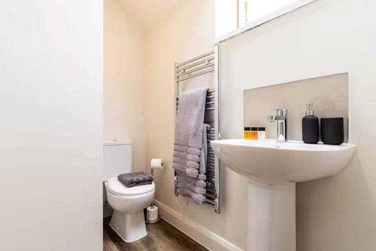Bathroom, Style 7 - Modern Studio Near dmu & Lri, Leicester