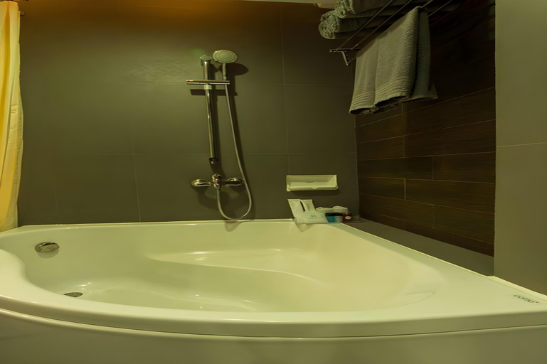 Bathroom, The Loft Seaside Sriracha Hotel, Si Racha