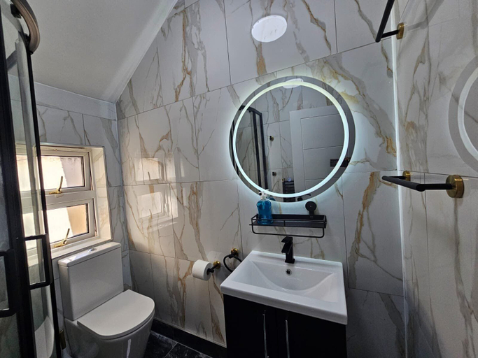 Bathroom 2, Cozy Studio - Sleeps 2 - Cardiff City Centre, Cardiff