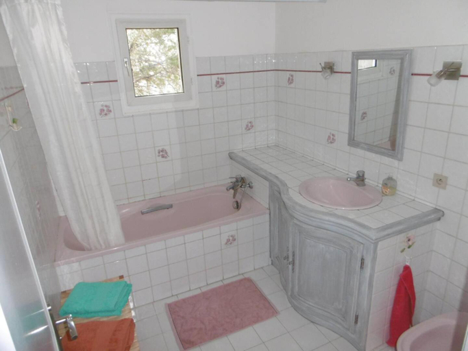 Bathroom, Chambre dans maison provencale avec piscine, Vaucluse